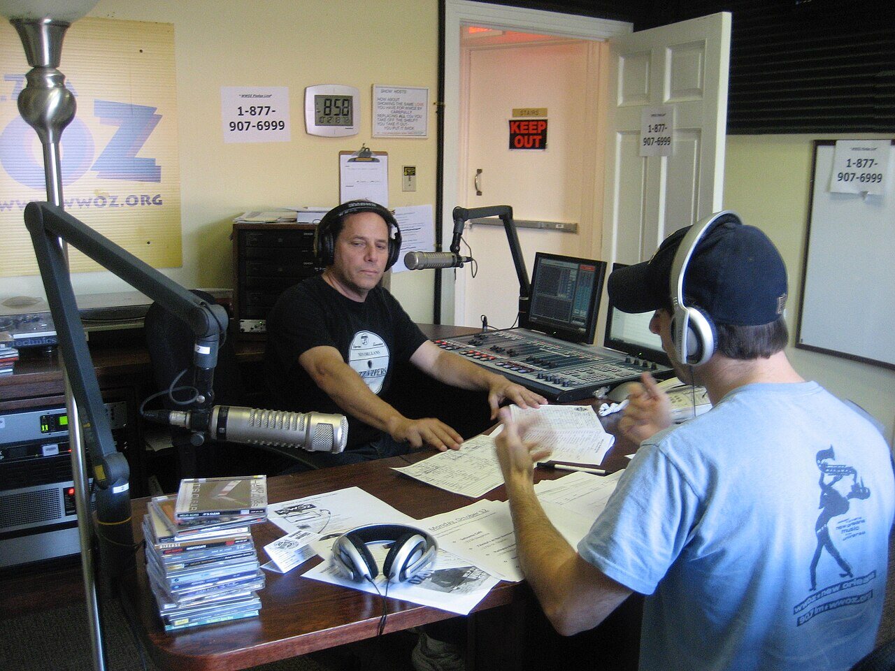 Estúdio da rádio WWOZ, em Nova Orleans. Imagem ilustrativa de radiodifusão; não retrata a Rádio Nacional.