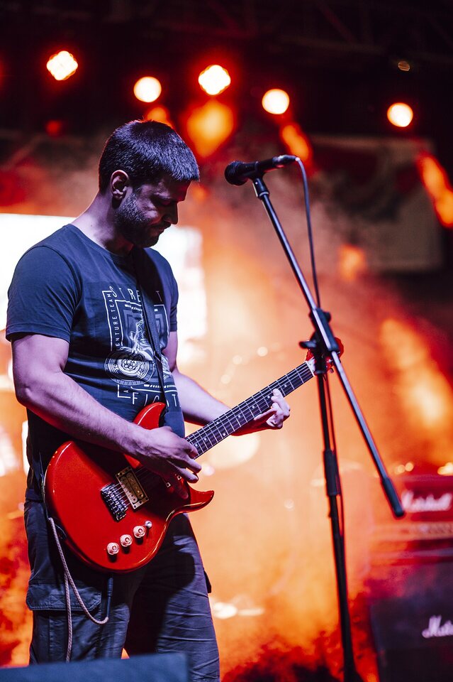 Guitarrista em apresentação. Imagem ilustrativa; não retrata Roger Oliveira.