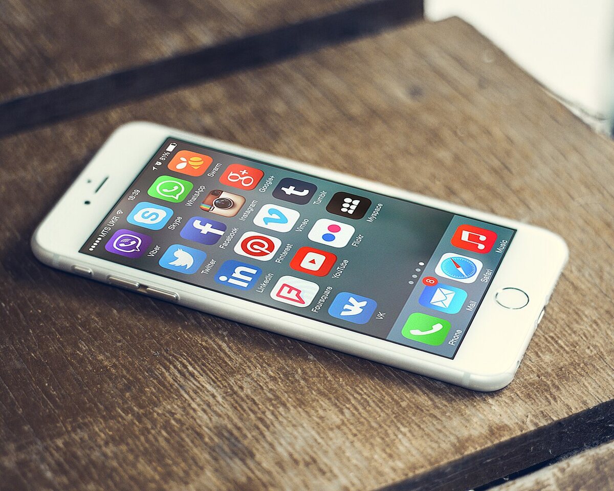 Aplicativos de redes sociais em um smartphone. Imagem ilustrativa.