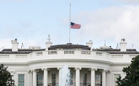 Bandeira dos Estados Unidos na Casa Branca. Imagem de arquivo ilustrativa; não retrata a embaixada nem o caso investigado.