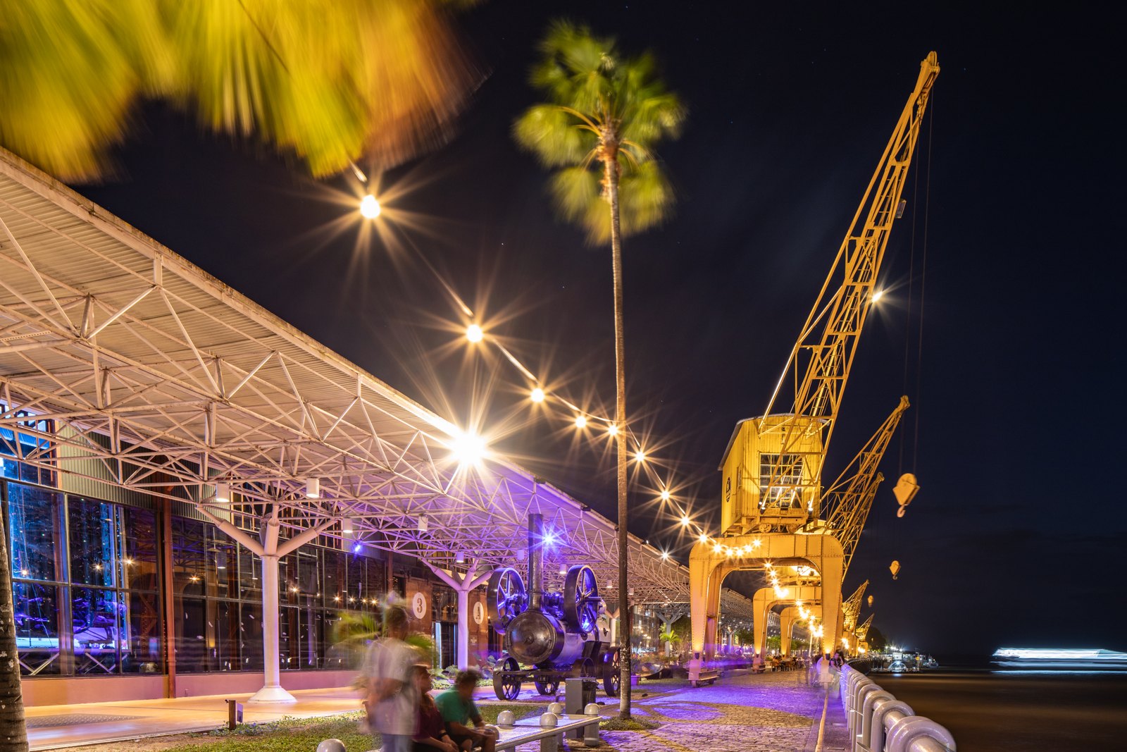 Estação das Docas iluminada à noite, em Belém