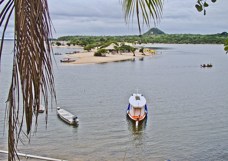 Praia e barcos em Alter do Chão, Santarém, Pará