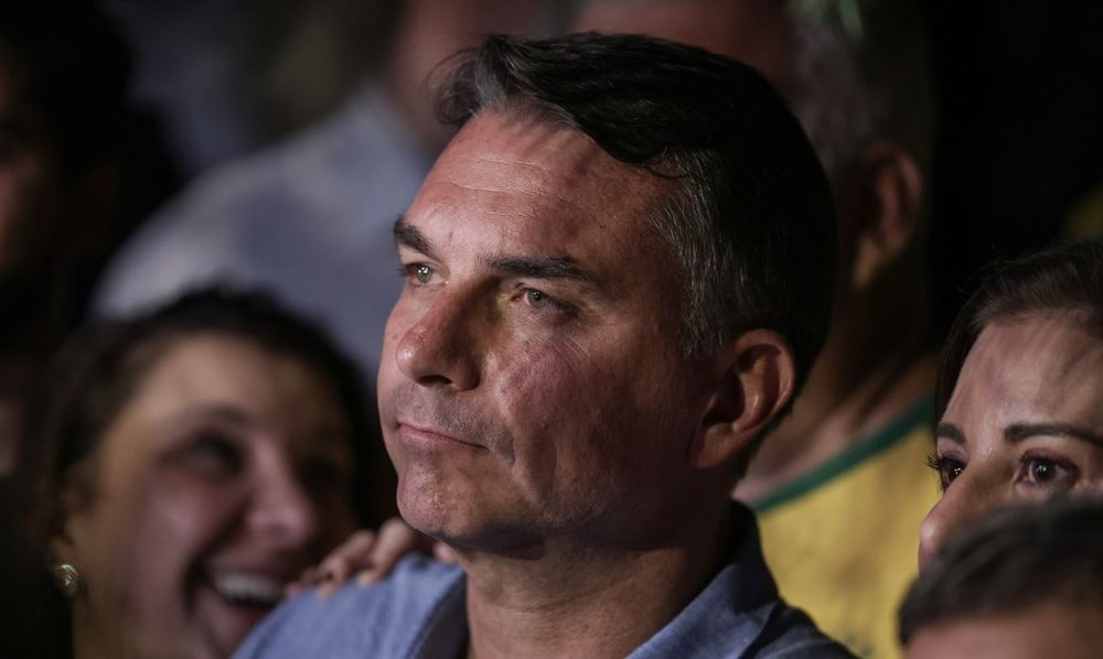 Fotografia da reportagem: Mendonça multa Flávio por impulsionar post negativo contra Lula