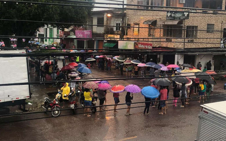 Pessoas dormem em fila de agência da Caixa em Abaetetuba para sacar auxílio emergencial.