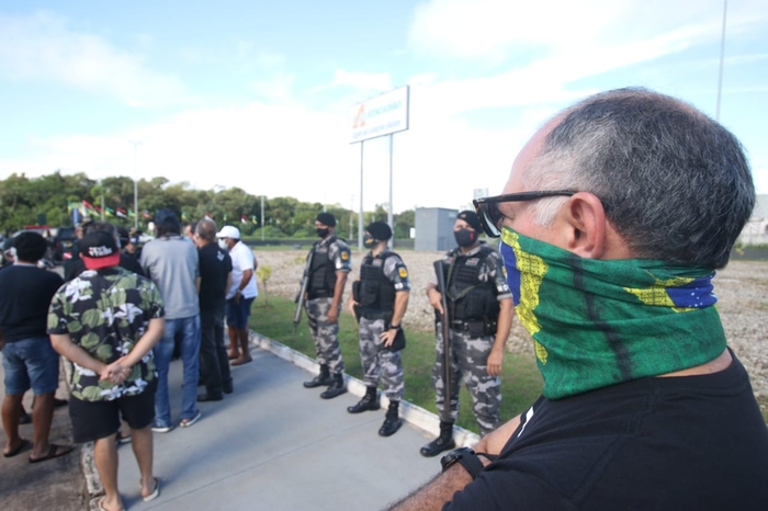 Governador Hélder Barbalho manda tropa de choque conter empresários de Castanhal que faziam manifestação pela abertura do hospital Regional.