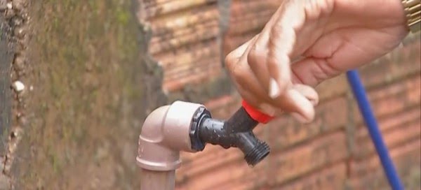 Morador registra a qualidade da água fornecida pela COSANPA no bairro de São João do Outeiro.