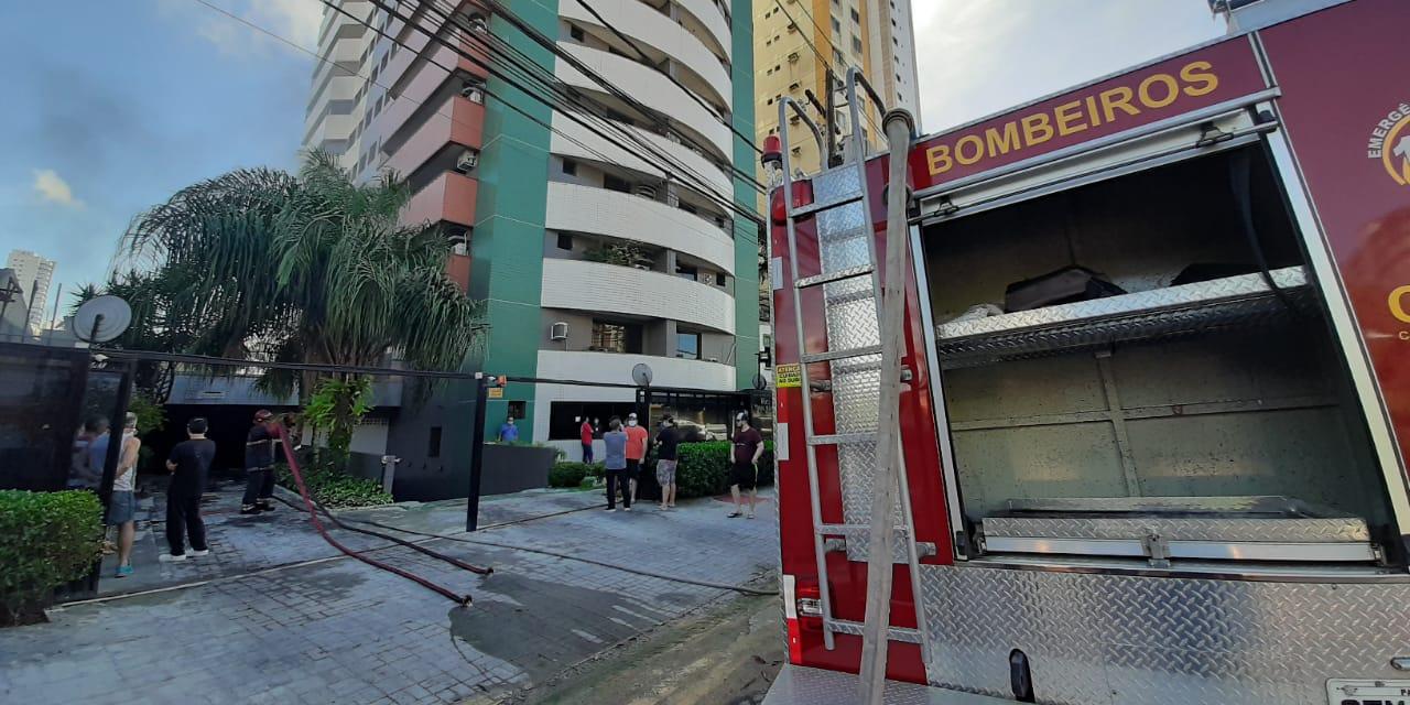Incêndio atinge garagem de edifício no Umarizal. Bombeiros estão há cinco horas no local.