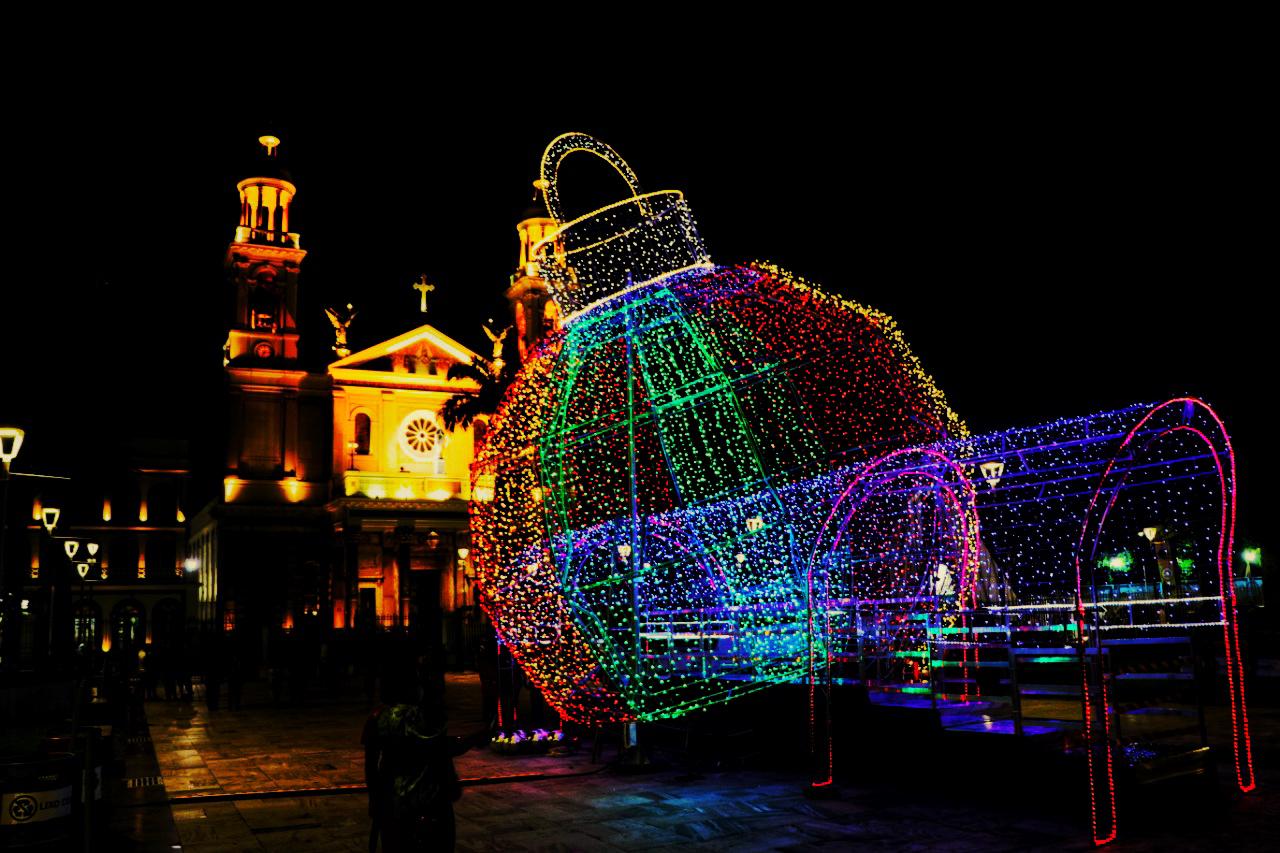 Praça Santuário ganha iluminação especial para o Natal