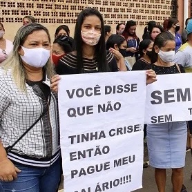 Servidores da prefeitura de Altamira protestam em frente à casa do prefeito Juvenil