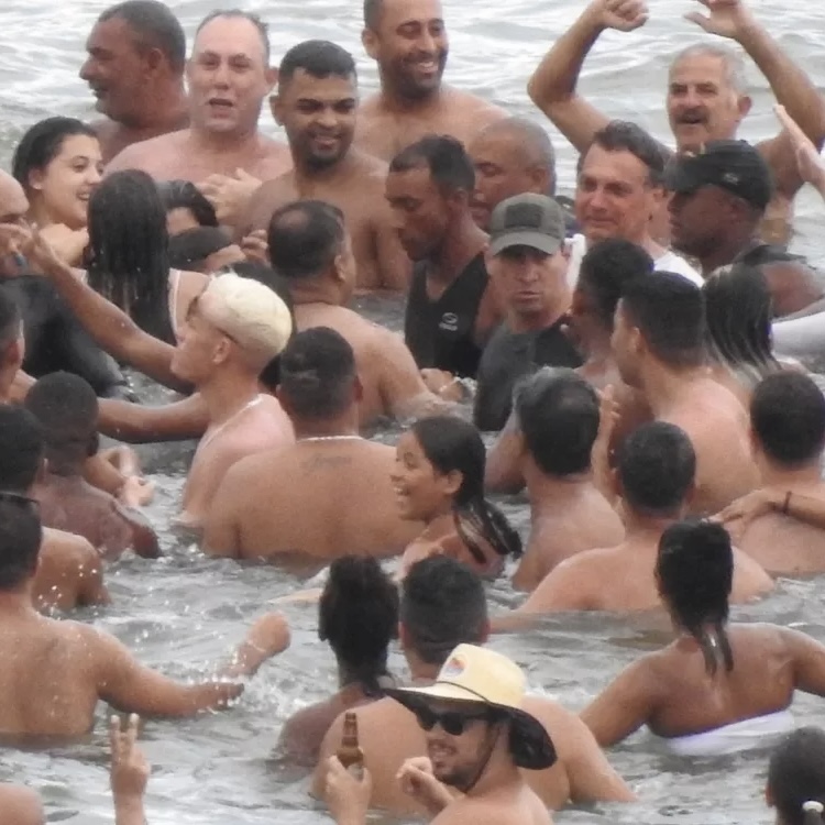 Bolsonaro faz passeio de barco e pula no mar para falar com banhistas no litoral de SP