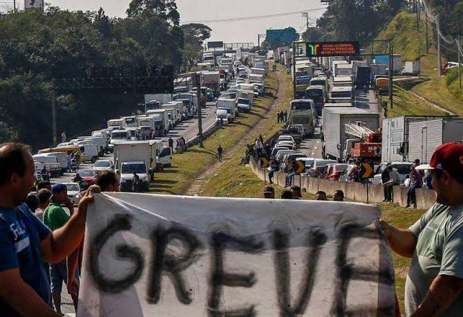 Greve dos camionheiros está prevista nesta segunda, 01