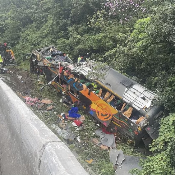 Acidente com ônibus que saiu do Pará rumo a SC deixa 14 mortos e vários feridos