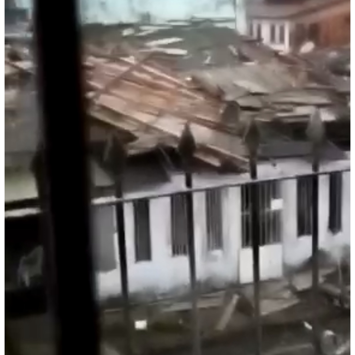 Chuva forte e vendaval causa estragos a moradores do Tapaña, em Belém