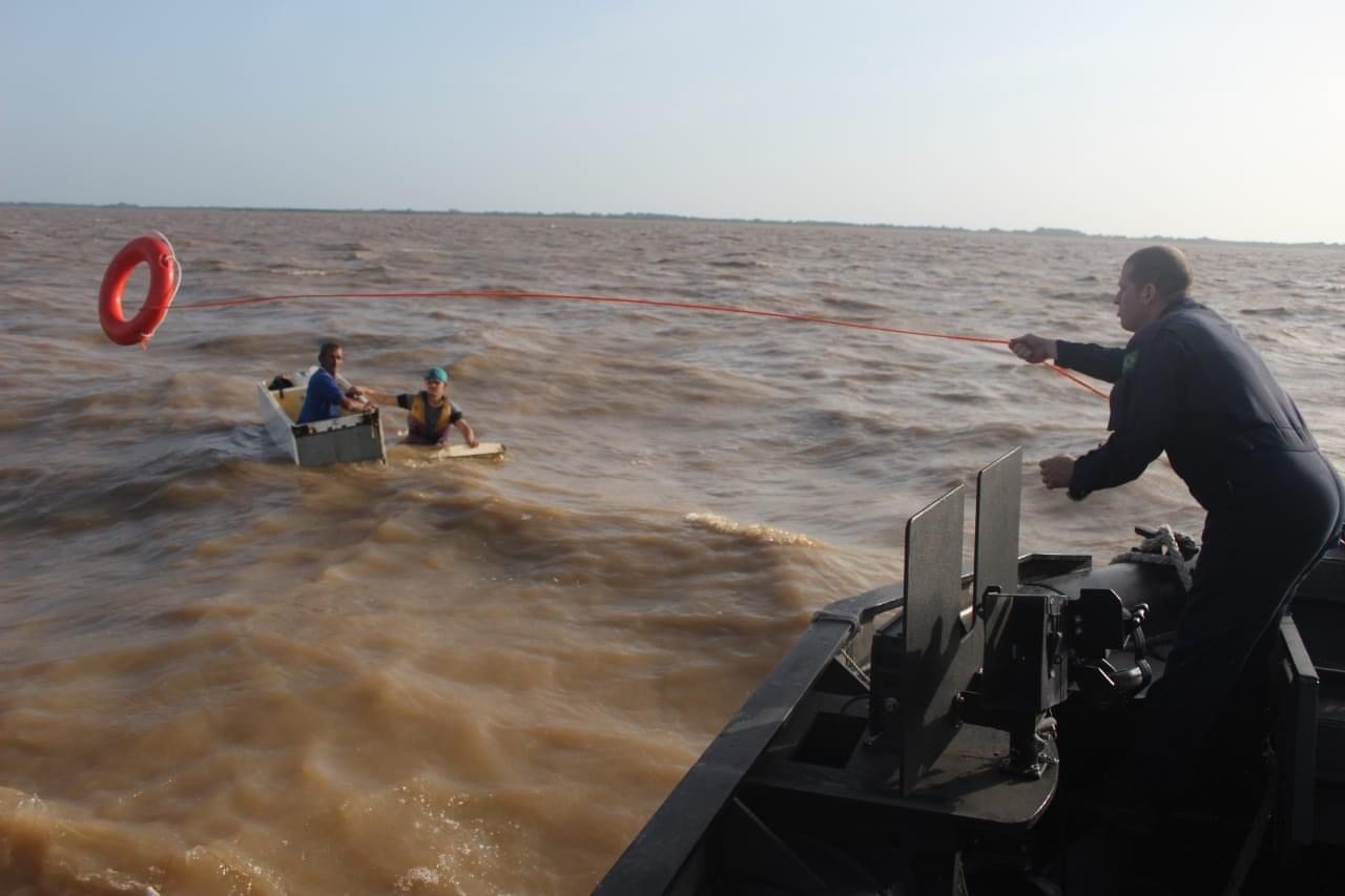 Homens à deriva por mais de três horas são resgatados por navio da Marinha