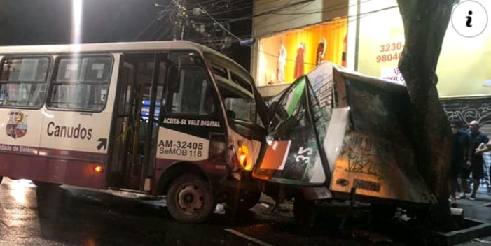 Micro-ônibus perde controle e bate em carro de lanche, em Belém