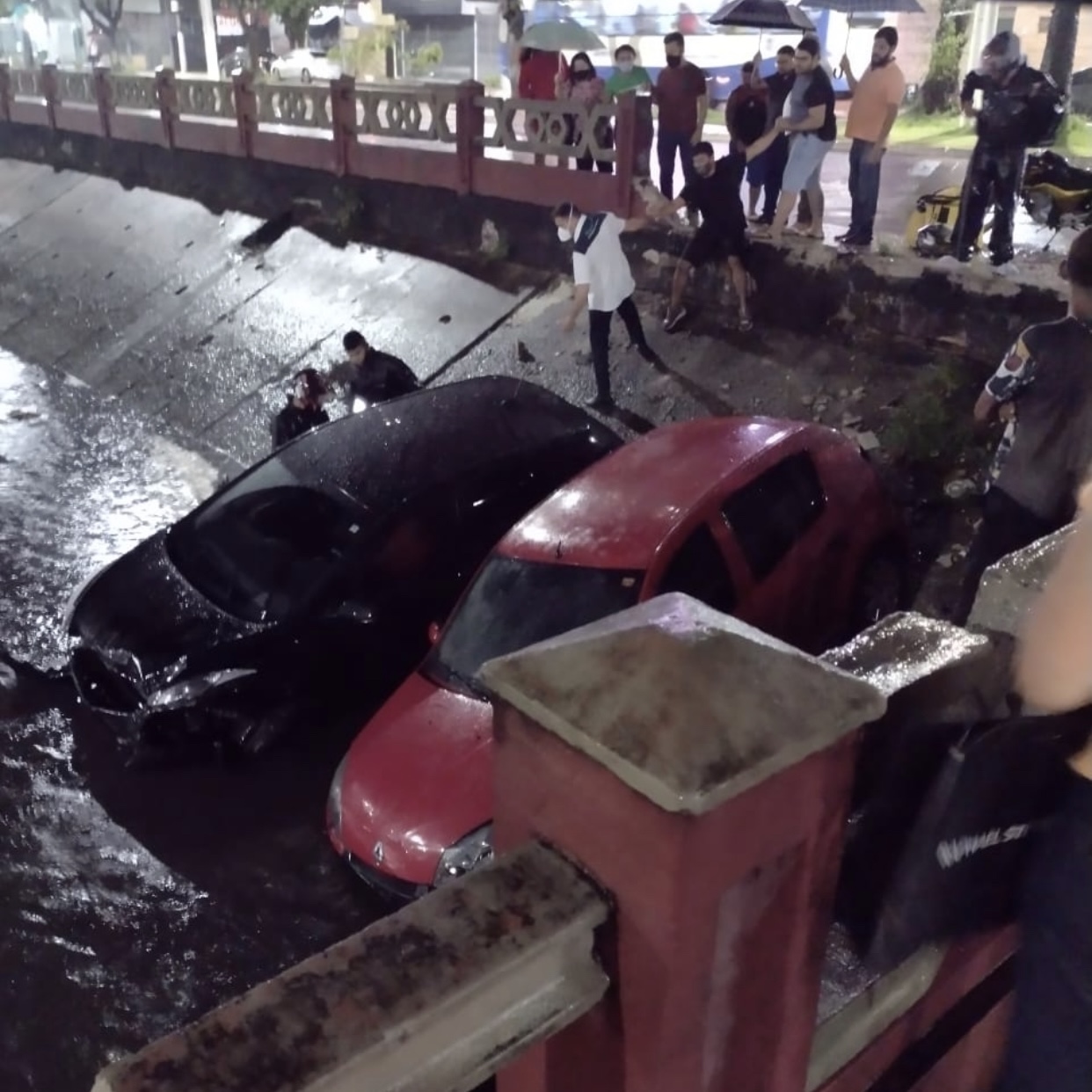 Veículos destroem semáforo, mureta e vão parar dentro do canal da doca