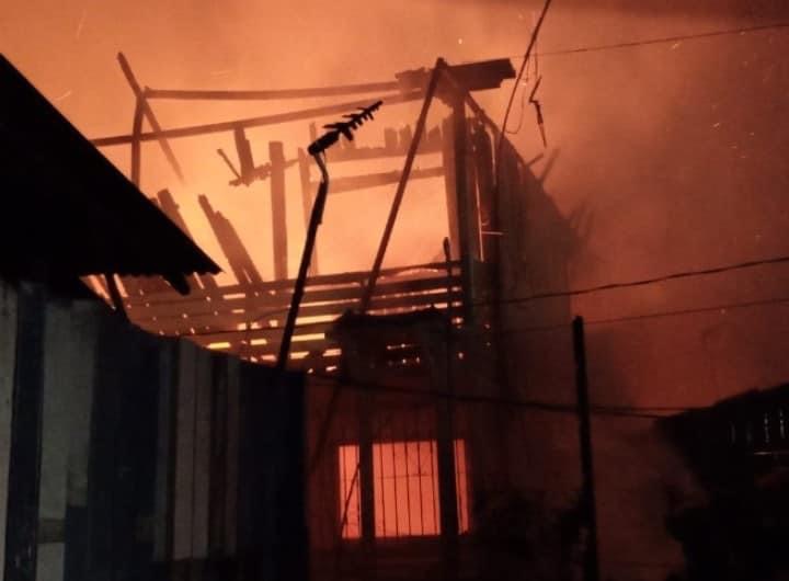 Pelo menos dez casas foram destruídas por incêndio neste domingo em Icoaraci, distrito de Belém