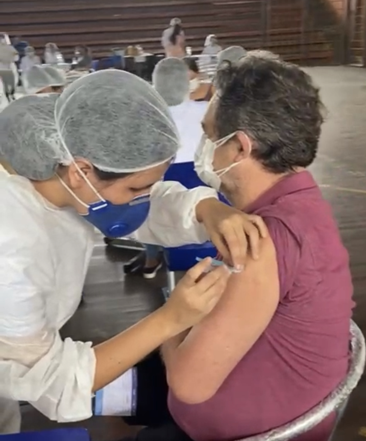 Vídeo flagra quando vacina é aplicada de maneira errada em idoso, em Belém