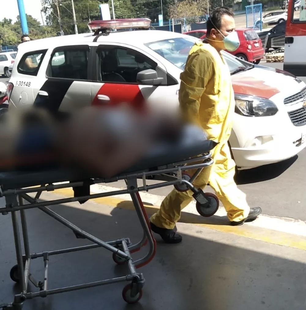 Paciente com Covid foge do hospital, invade supermercado e é contido por policiais