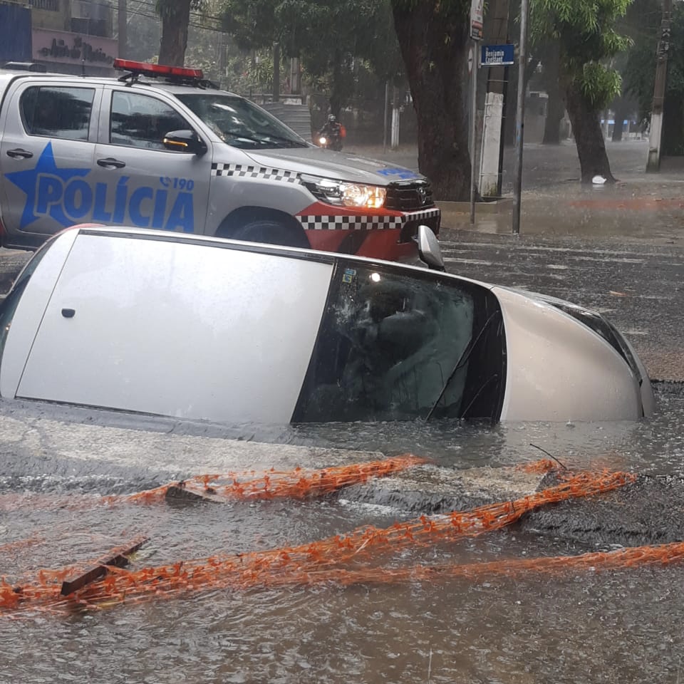 Belém alaga e vive mais uma tarde de caos por conta da forte chuva deste domingo