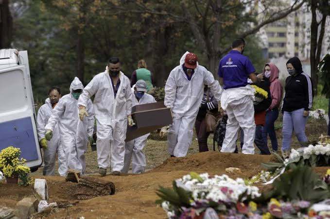 Brasil supera 4.000 mortes por covid em 24h