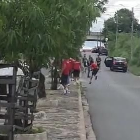 Inusitado: Clube perde clássico, torcida protesta e jogadores descem do ônibus e revidam com pedras