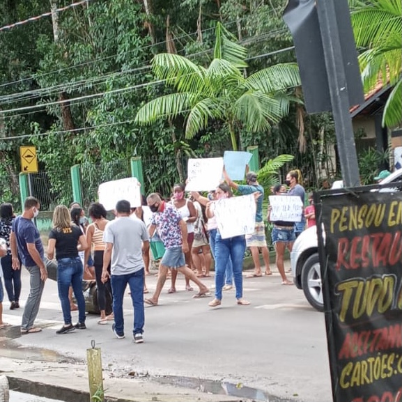 Em Outeiro, pais de alunos da rede municipal fecham via e cobram kit da merenda escolar e chip prometido em campanha