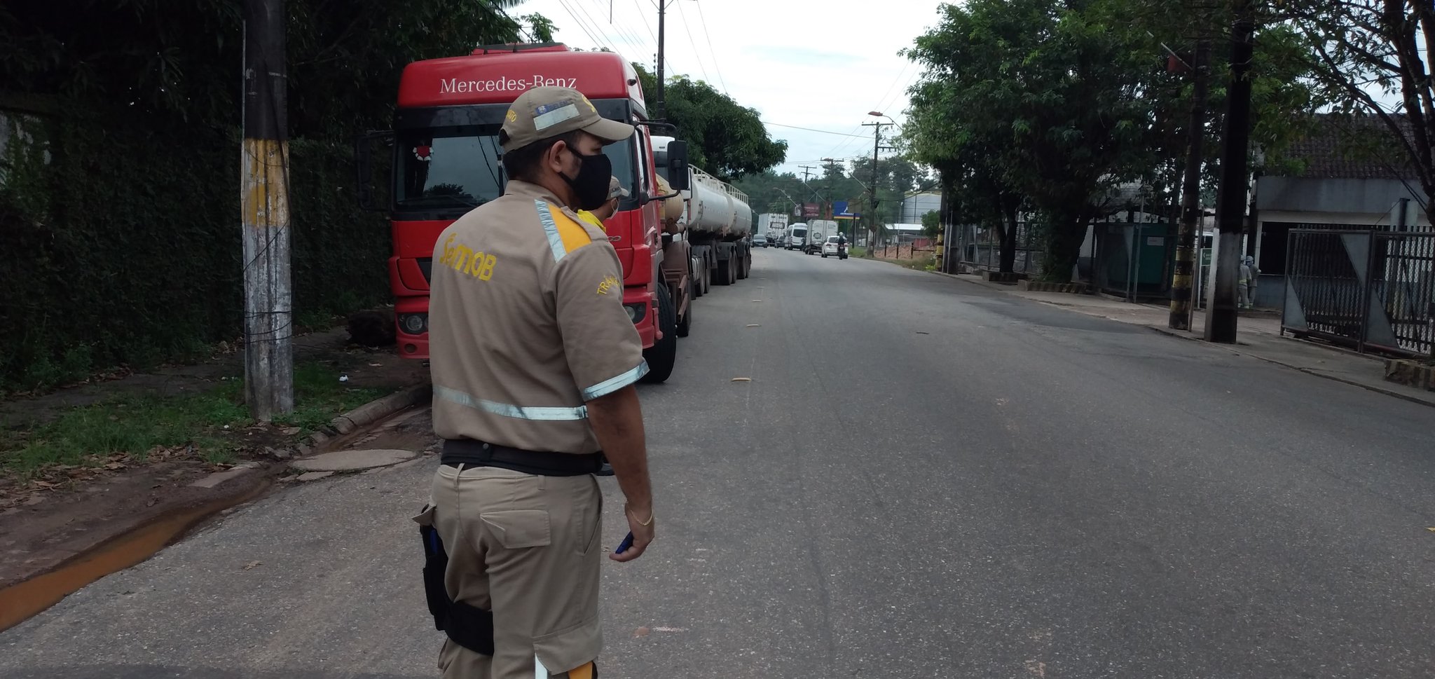 Dez caminhões tanque são multados estacionados em ciclofaixa em Belém
