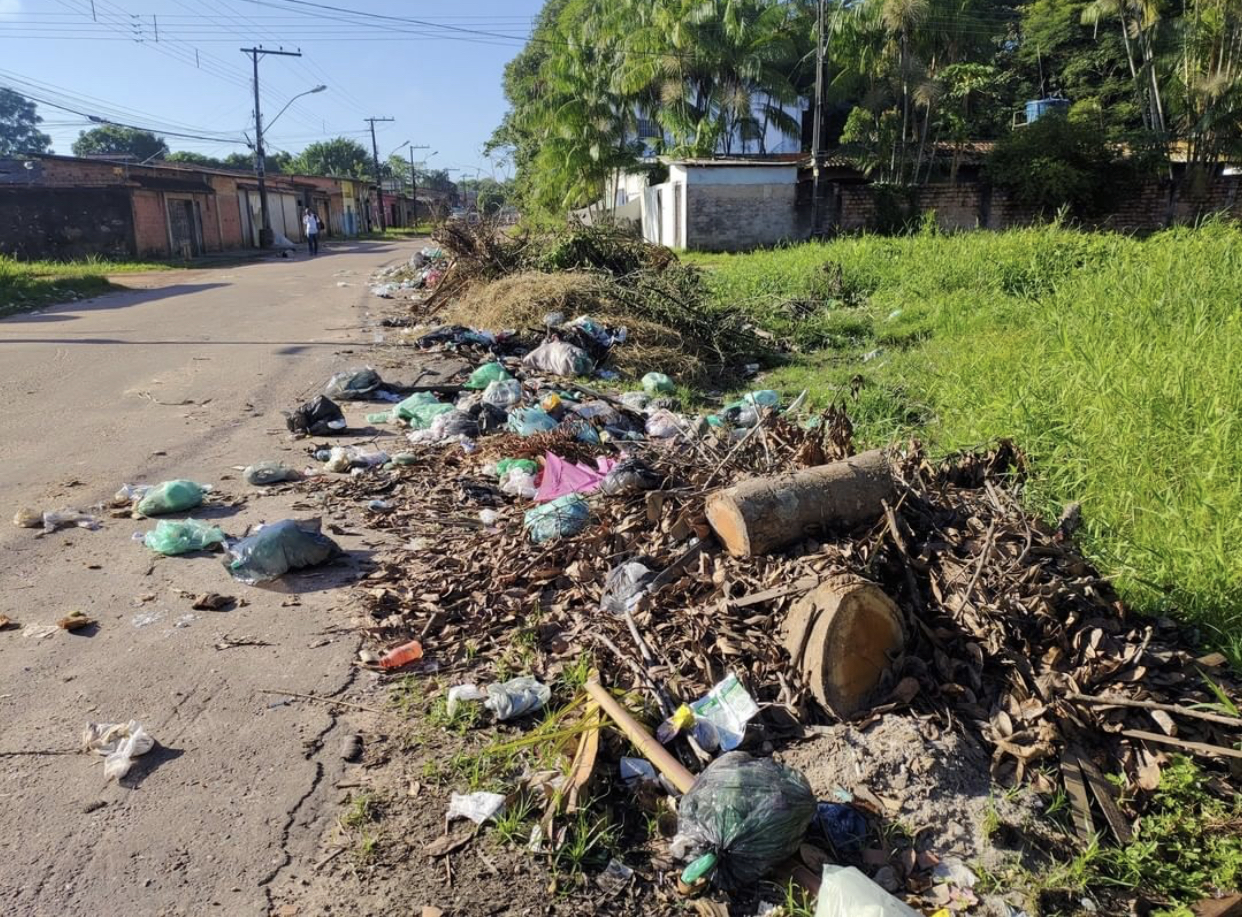 Moradores denunciam lixo acumulado em rua de Outeiro; caminhão do lixo não passa há 4 dias