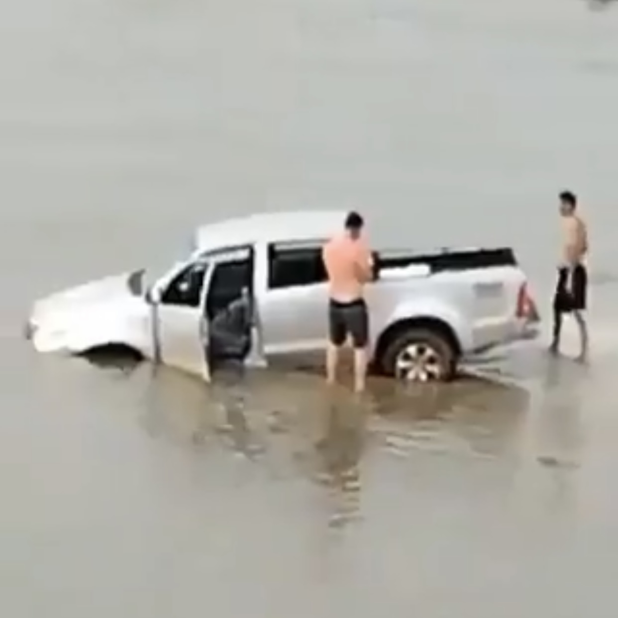 Homens tentam saquear caminhonete atolada em Salinas; um deles teria supostamente ficado preso no veículo; veja o vídeo