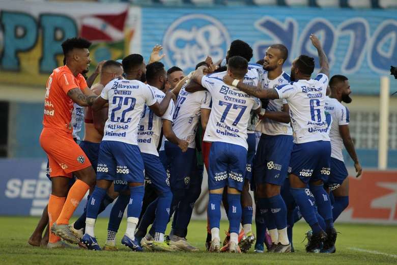 No sufoco, Paysandu vence Castanhal nos pênaltis e está na final do Parazão