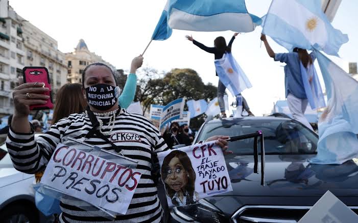 Argentina se tornou um país viciado no fracasso, em crise e próximo do abismo