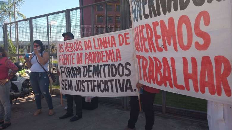 Após demissão em massa, sem justa causa, profissionais da saúde protestam em frente ao Hospital Abelardo Santos