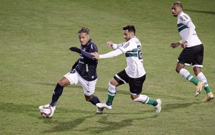 Leão perde para o Coritiba e continua na zona de rebaixamento; já são 10 jogos sem vitórias