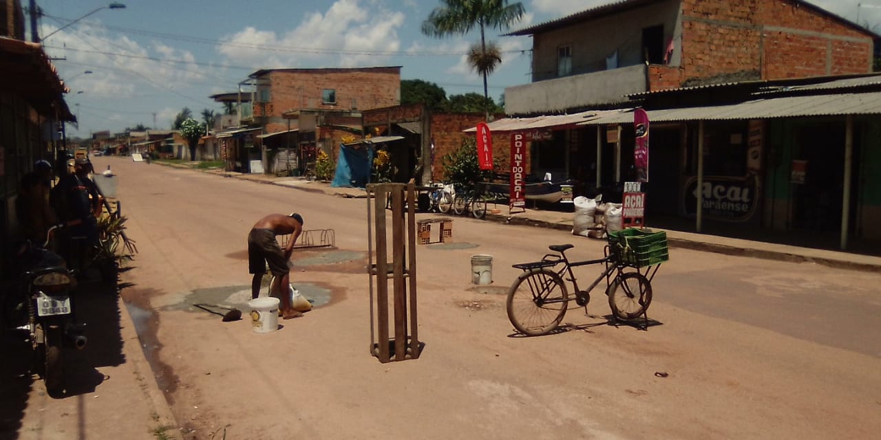 Sem paciência para esperar prefeitura de Belém, moradores fazem “operação tapa-buracos” por conta própria em Outeiro