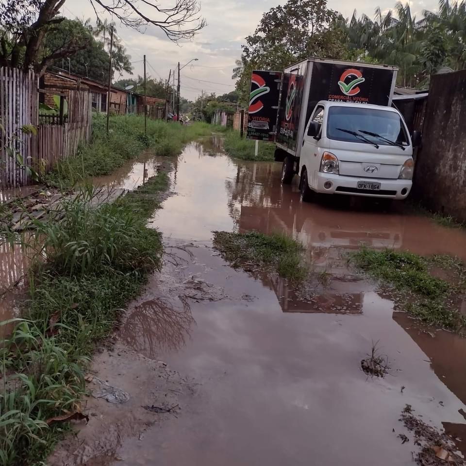 Moradores de Outeiro sofrem com alagamentos causados por forte chuva e falta de saneamento básico