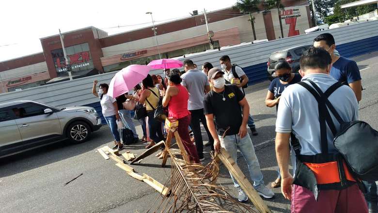 Protesto: servidores do Hospital Metropolitano interditam parte da BR-316 por não pagamento do 13º pelo Governo do Estado