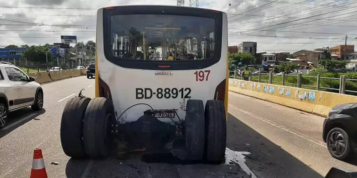 Belém: Eixo traseiro de ônibus solta na avenida Júlio César