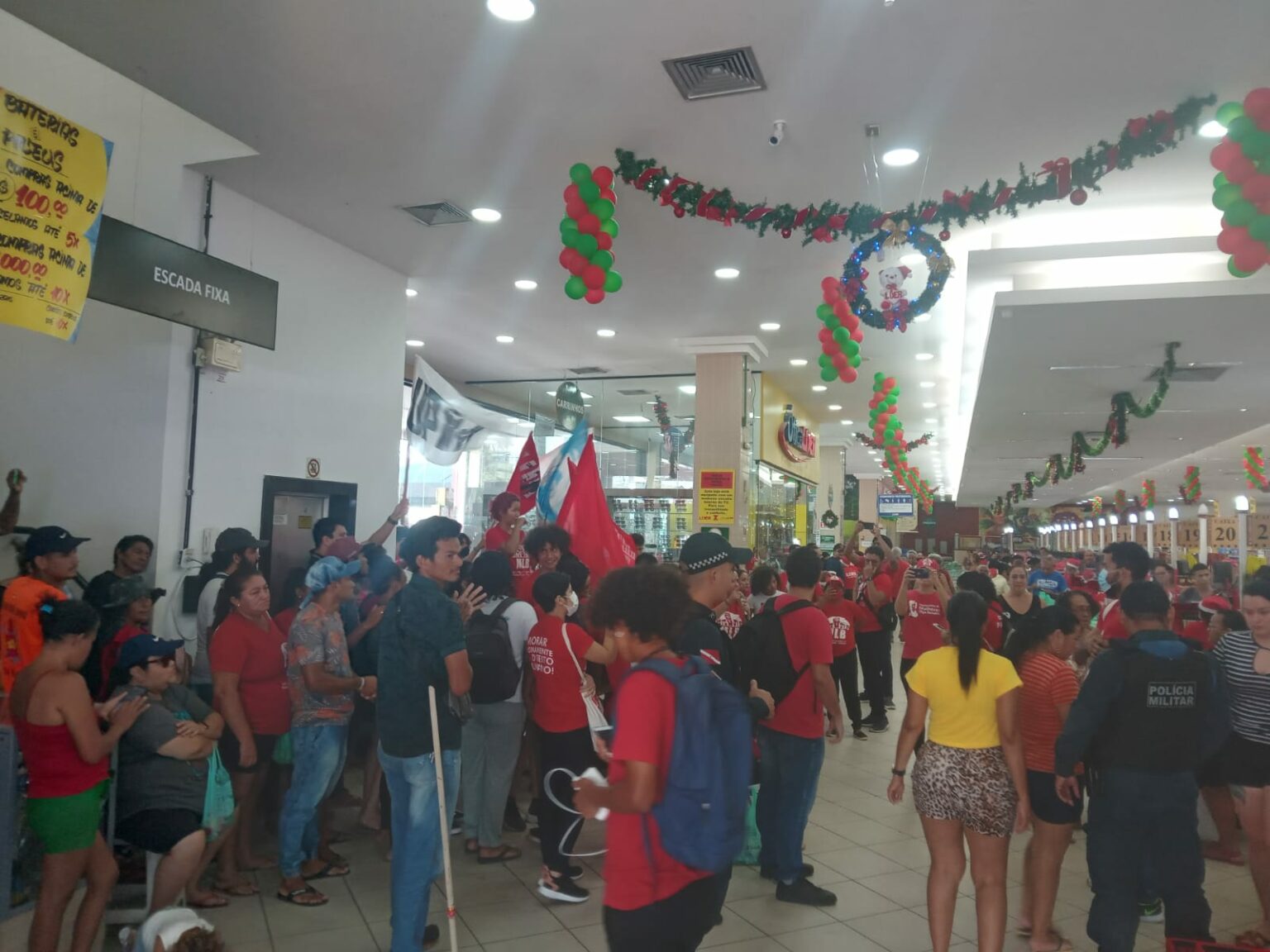 Grupo considerado da extrema esquerda invade supermercado Líder do bairro de Canudos, em Belém