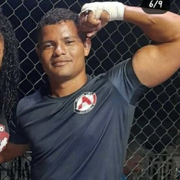 Agente de trânsito é resgatado por ambulância após agressões de lutador de MMA