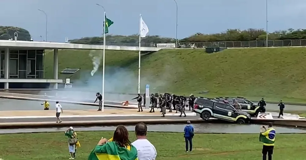 Bolsonaristas entram em confronto com a Força Nacional e invadem o Congresso, em Brasília