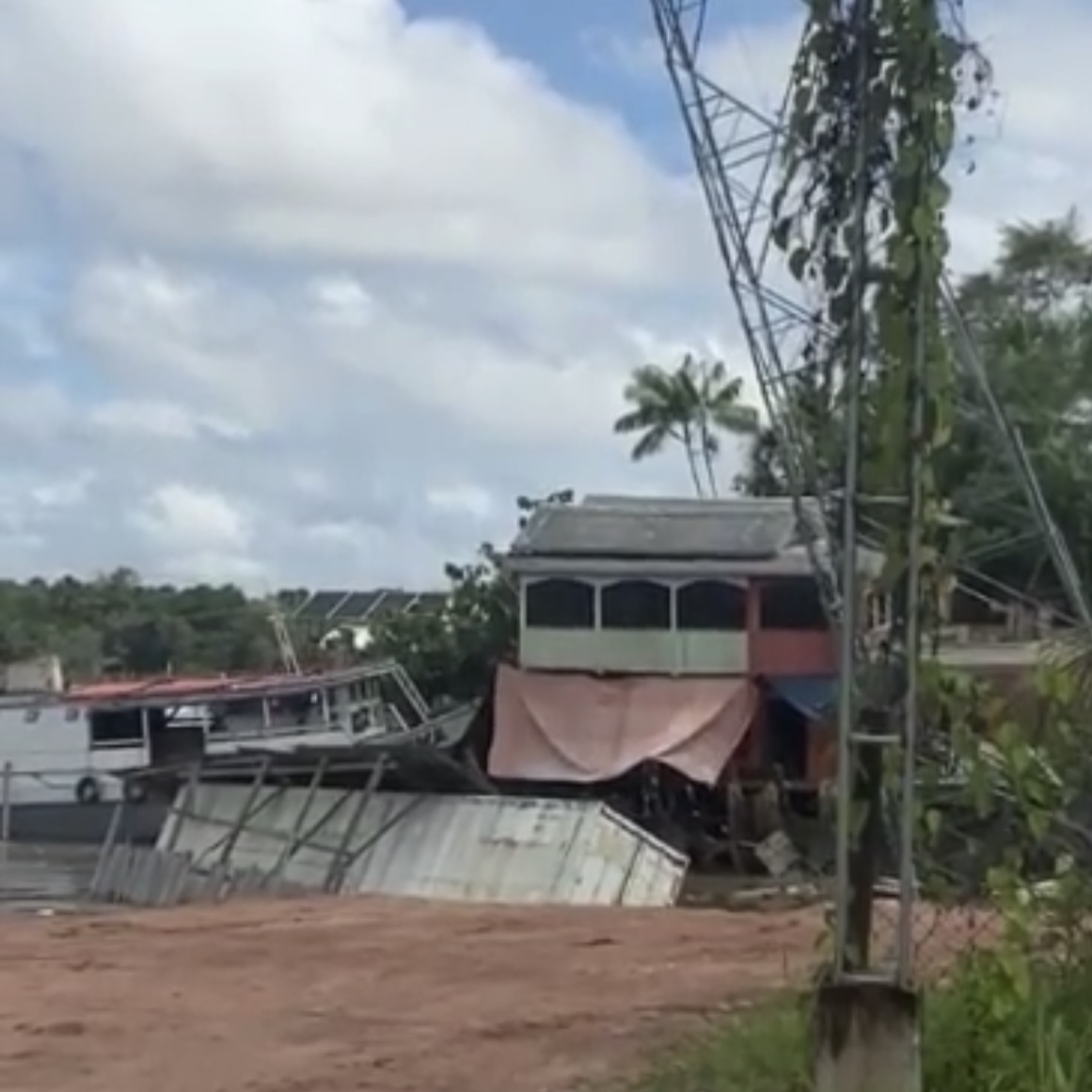 Casas e antena de energia tombam por causa de erosão neste domingo em Abaetetuba
