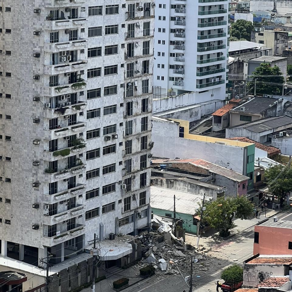 Urgente: sacadas de prédio de luxo na Mundurucus acabam de desabar