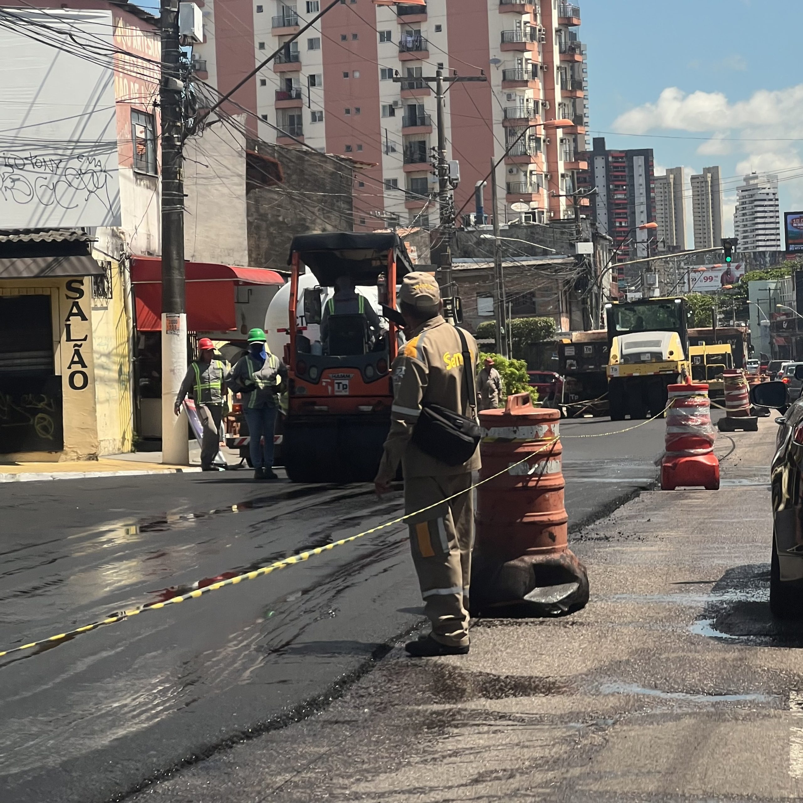 Guarda da SEMOB “fiscaliza obra” e deixa motoristas sem orientação na Antônio Barreto, em Belém
