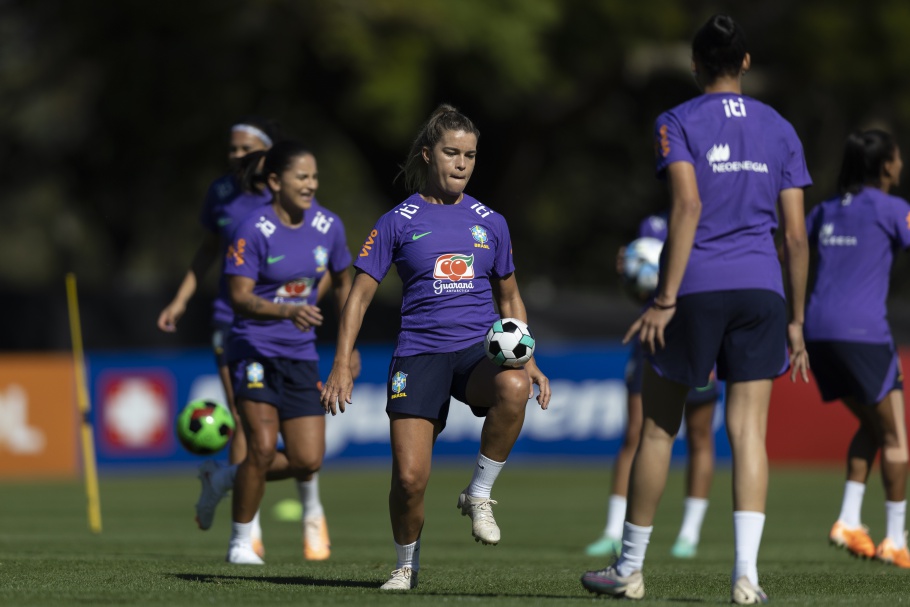 Seleção Feminina faz primeiro treino com bola na Gold Coast